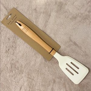 Rae Dunn slotted turner/spatula. “FLIP”